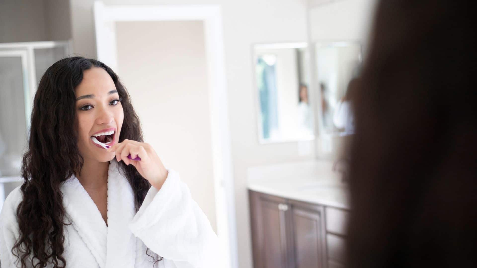 Comment blanchir ses dents rapidement sans les abîmer ?